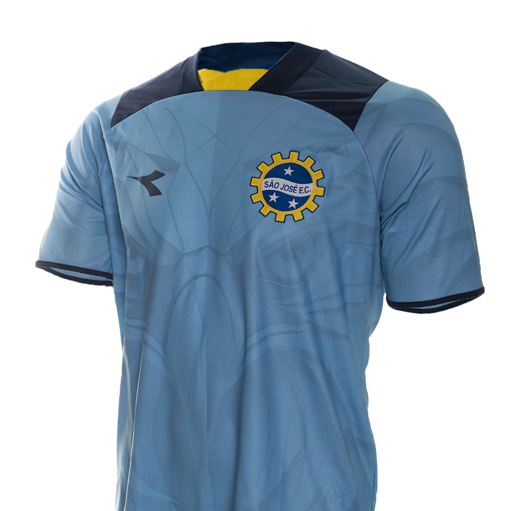 Camiseta masculina azul claro Diadora vista frontal para ajuste e tamanho